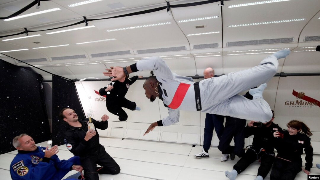 Mantan pelari cepat, Usain Bolt, astronot Perancis Jean-Francois Clervoym, dan CEO Novespace and French Interior designer Octave de Gaulle, yang merancang botol sampanye “Mumm Grand Cordon Stellar” menikmati melayang dalam kondisi nir-gravitasi dalam sebuah penerbangan melintasi Reims, Perancis dengan menggunakan pesawat Airbus Zero-G, 12 September 2018.