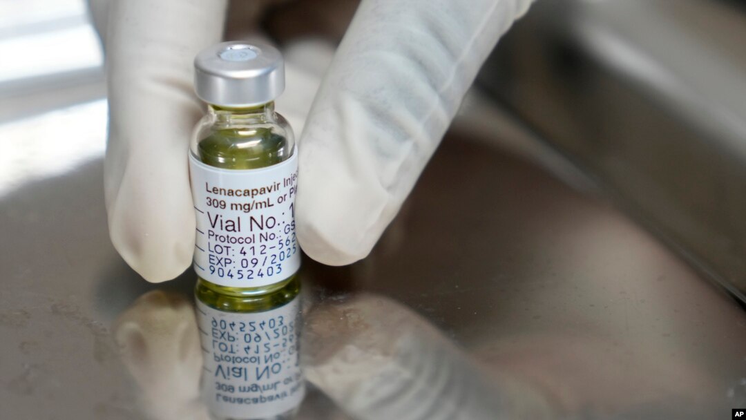 ARCHIVO - Un farmacéutico sostiene un frasco de lenacapavir, el nuevo medicamento inyectable para la prevención del VIH, en el Centro de Investigación Masiphumelele de la Fundación de Salud Desmond Tutu, en Ciudad del Cabo, Sudáfrica, el martes 23 de julio de 2024. 