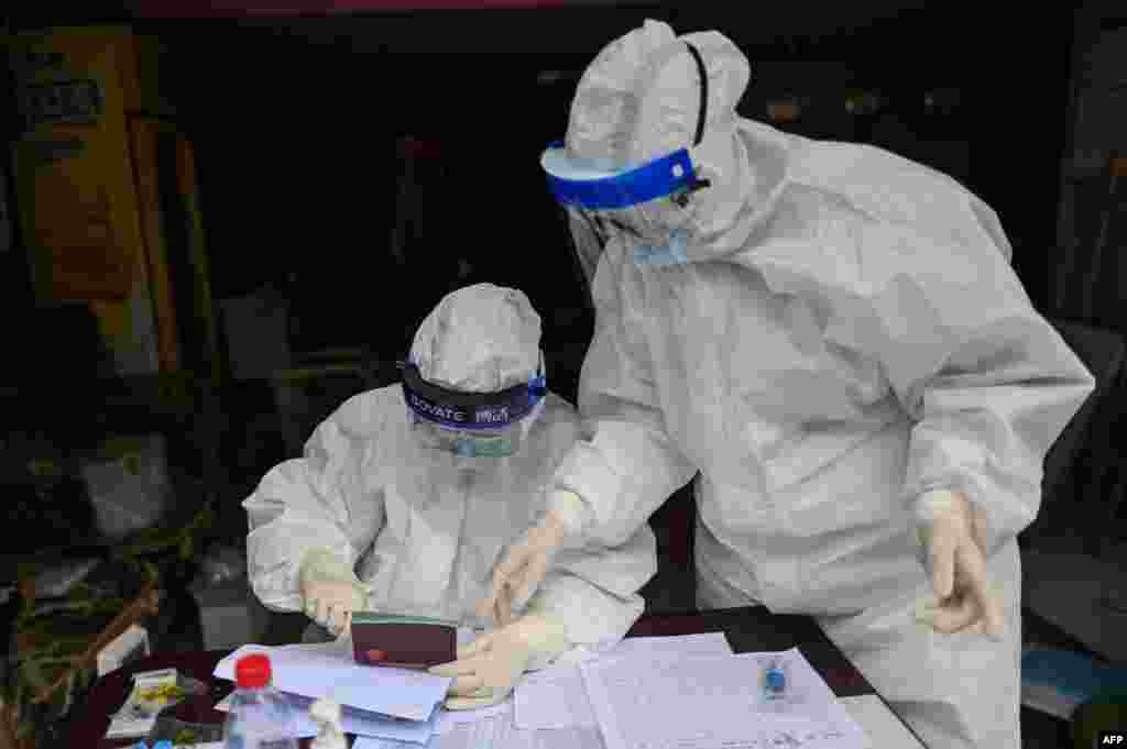 متاثرہ شخص کے منہ سے لیے گئے لعاب کو حفاظت کے ساتھ رکھ&nbsp; کر لیبارٹری منتقل کیا جاتا ہے۔ &nbsp; &nbsp; 