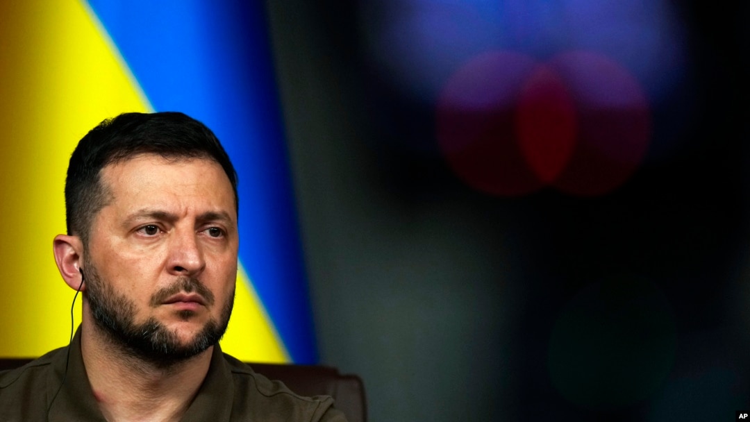 Presiden Ukraina Volodymyr Zelenskyy hadir dalam sebuah konferensi pers di Istanbul, Turki, pada 8 Kuli 2023. (Foto: AP/Francisco Seco)