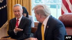 Wakil Perdana Menteri China Liu He berbicara dengan Presiden Donald Trump di Ruang Oval di Gedung Putih, di Washington, 4 April 2019.