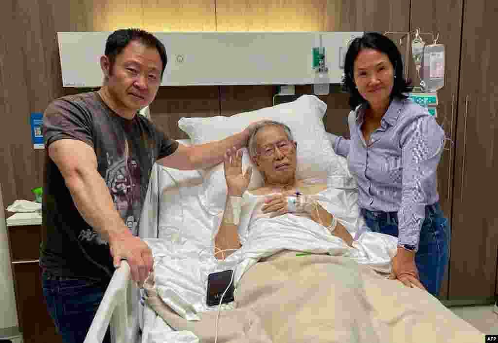 Esta imagen publicada por la familia Fujimori tomada en una clínica en Lima muestra al expresidente peruano Alberto Fujimori, acompañado por su hijo Kenji (izq.) y su hija Keiko, hospitalizado el 30 de abril de 2024. Fujimori anunció en un mensaje de video el 10 de mayo de 2024: le habían diagnosticado un tumor maligno en la lengua.