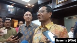 Menteri Koordinator Keamanan (Menko Polhukam) Mahfud MD usai menggelar rapat bersama TNI, BIN dan sejumlah kementerian soal pembebasan WNI yang disandera kelompok Abu Sayyaf, di Jakarta, Selasa, 17 Desember 2019. (Foto: VOA/Sasmito)