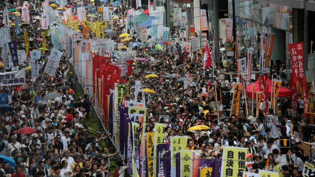 Keumunan massa terlihat memadati jalanan Hong Kong dalam aksi protes pro-demokrasi tahunan, Jumat (1/7).
