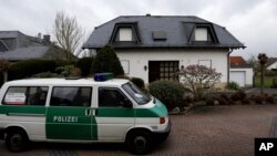 德国警察搜查坠机副驾驶岁的安德里斯·卢比茨的公寓。