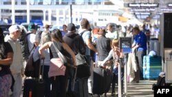 Antrean para calon penumpang pesawat mengular di Bandara Internasional Los Angeles di tengah arus mudik liburan Thanksgiving, Selasa, 21 November 2023. (Foto: David Swanson/AFP)