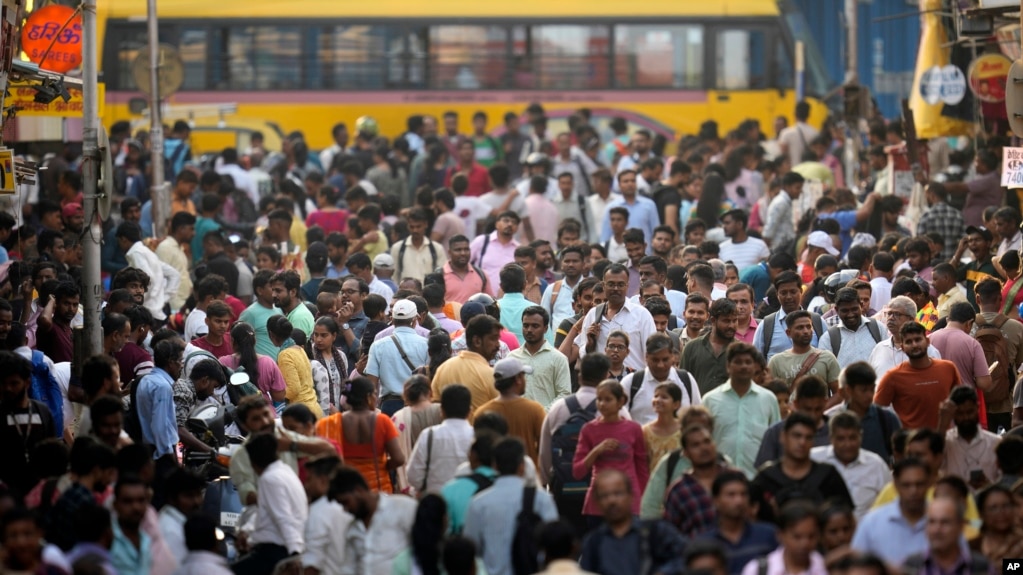 印度孟买的一个市场， 人流拥挤 （2023年4月24日）。(photo:VOA)
