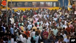 印度孟买的一个市场， 人流拥挤 （2023年4月24日）。