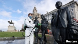 Dezinfekcija statua u Liverpulu, u Britaniji