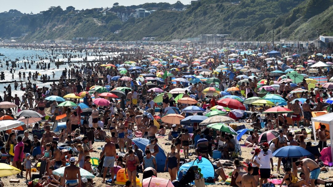 Pengunjung memadati pantai Bournemouth di Inggris selatan dan mengabaikan protokol kesehatan Covid-19, hari Kamis (25/6). 