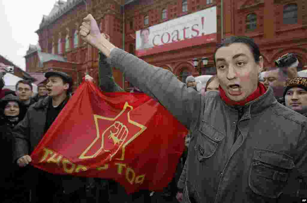 Russian opposition members protest at the Manezhnaya square just outside the Kremlin, Moscow, December 4, 2011. (AP)