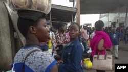 Les résidents de la région de l'Ouest au Cameroun arrivent au terminal de bus de Buéa suite à de nouveaux affrontements dans la région anglophone agitée, le 15 juillet 2018.