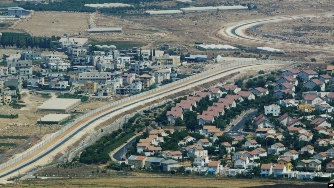 Arhiva - Palestinsko selo (levo) i jevrejsko naselje (desno) na Zapadnoj obali, razdvojeni zidom (AP Photo/Lefteris Pitarakis)