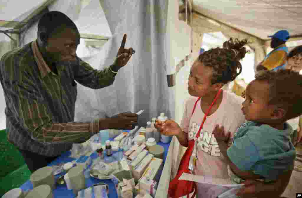 Yared tem dois anos e está no colo da mãe, Madhn, que chegou de Bor há alguns dias. Madhn recebe medicamentos para o filho na tenda dos Médicos Sem Fronteiras, no campo de refugiados das Nações Unidas que se tornou a casa de milhares de deslocados de guerra.