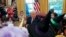 El presidente Donald Trump recibió en la Oficina Oval el viernes a los hijos de los corresponsales de medios asignados a la Casa Blanca.