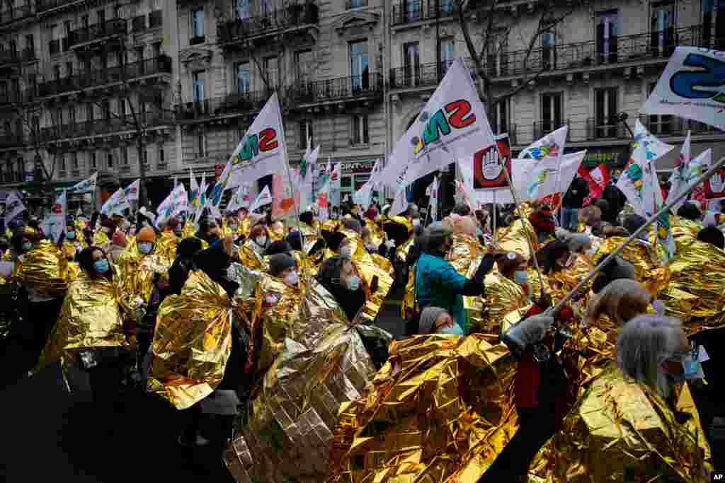 کارکنان بخش درمان به همراه معلمان در شهر پاریس تجمع کرده‌اند. آنها می‌گویند دولت فرانسه باید در دوران کرونا بیشتر از این دو گروه حمایت کند. 