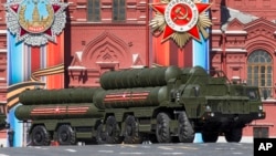 Rudal sistem pertahanan udara buatan Rusia, S-400, dipamerkan dalam latihan parade Hari Kemenangan di Lapangan Merah di Moscow, Rusia, 7 Mei 2017. 