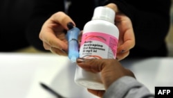 FILE - A mother gets an antiretroviral (ARV) drugs at the Chris Hani Baragwanath Hospital, South Africa's largest public hospital, in Soweto. (File Photo)