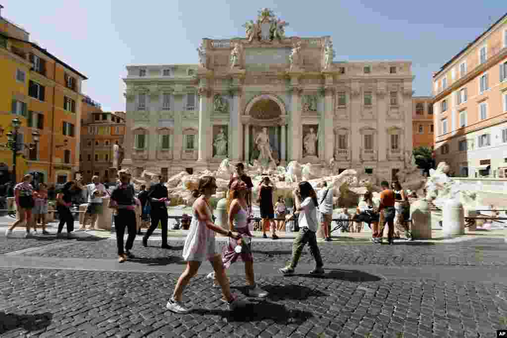 با برداشتن لزوم پوشیدن ماسک در فضای باز در ایتالیا، ایتالیایی‌ها ماسک خود را برداشته و نفس راحتی کشیدند.