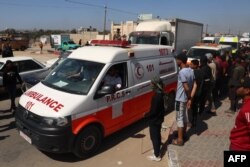 Ambulans yang membawa jenazah anggota staf kelompok bantuan World Central Kitchen yang berbasis di AS, tiba di penyeberangan Rafah dengan Mesir di Jalur Gaza selatan pada 3 April 2024. (Foto: AFP)