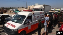 Ambulans yang membawa jenazah anggota staf kelompok bantuan World Central Kitchen yang berbasis di AS, tiba di penyeberangan Rafah dengan Mesir di Jalur Gaza selatan, 3 April 2024. (SAID KHATIB/AFP)