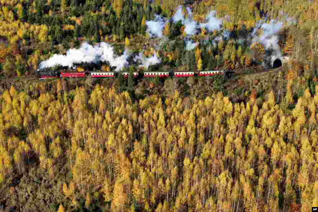 A steam train drives through the autumnal colors &#39;Harz&#39; forest near Wernigerode, Germany.