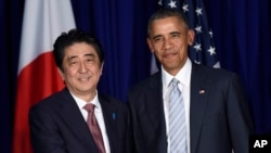 Tổng thống Hoa Kỳ Barack Obama và Thủ tướng Nhật Bản Shinzo Abe bắt tay trong một cuộc họp song phương.