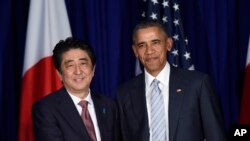 Presiden Barack Obama (kanan) bersama PM Jepang Shinzo Abe dalam pertemuan bilateral di Manila, Filipina, 19 November 2015 (Foto: dok).