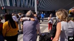 Una mujer recibe un abrazo a su llegada al aeropuerto internacional de Ezeiza en las afueras de Buenos Aires, el lunes 21 de diciembre de 2020.