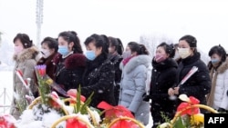 지난 17일 북한 김정은 국방위원장 생일을 맞아 북한 주민들이 만수대언덕 김일성, 김정일 동장에 참배하고 있다. 신종 코로나바이러스 사태의 영향인 듯 마스크를 쓴 주민들이 많다.