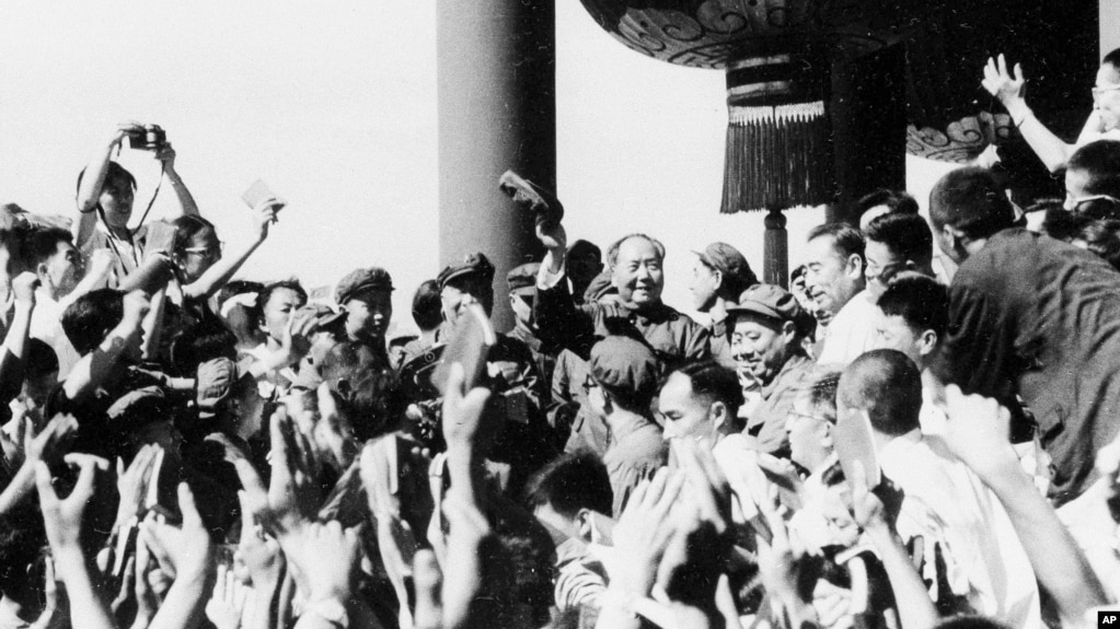 历史照片：中共主席毛泽东与来自北京等地的师生见面并挥手。(1966年8月)