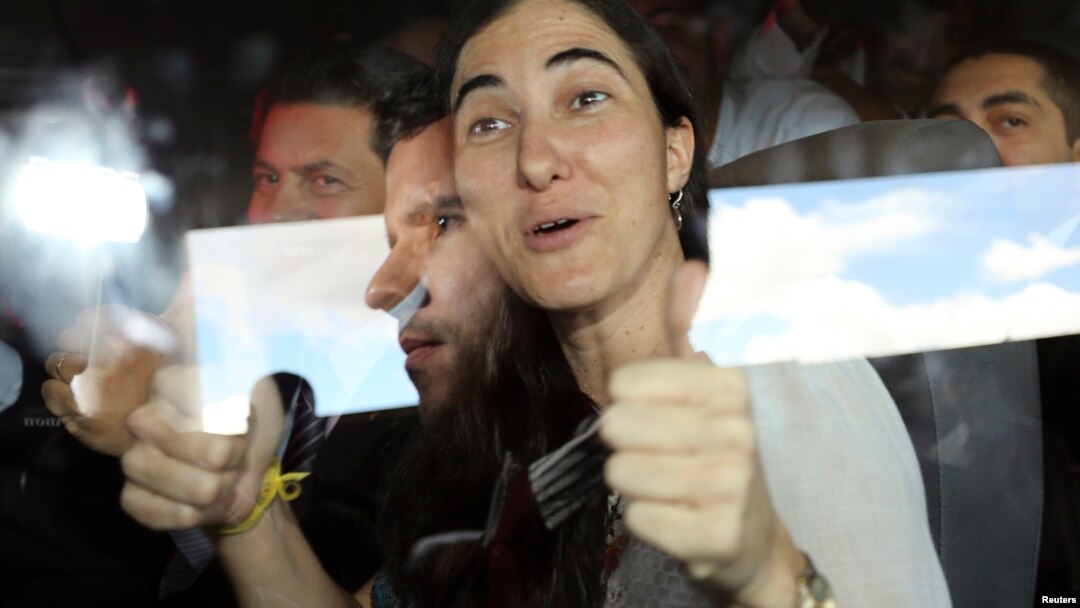 Apretada fue la llegada de Yoani Sánchez al parlamento de Brasil. 