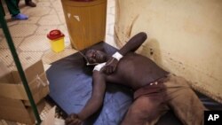 Un manifestant blessé lors des affrontements est soigné à l'hôpital de Ouagadougou, Burkina Faso, 17 septembre 2015