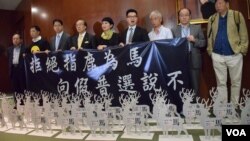 多位泛民立法會議員在立法會會議廳外拉橫額及放置「指鹿為馬」裝置藝術。(美國之音湯惠芸)