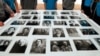 Група школярів навколо виставки фотографій в’язнів ГУЛАГу та жертв Великого терору, яка проходила в галереї Tate Modern. Виставка «Червона зірка над Росією» в Лондоні,  7 листопада 2017 року була присвячена сторіччю Жовтневої революції . (AP Photo/Kirsty Wigglesworth)