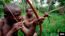 Des survivants de la communauté pygmée Bambuti dans le petit village de Mbau Mikereba, dans la forêt de l'Ituri, dans le nord-est de la République démocratique du Congo (RDC), 31 Août 2007. epa / PIERO POMPONI