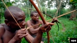 Des survivants de la communauté pygmée Bambuti dans le petit village de Mbau Mikereba, dans la forêt de l'Ituri, dans le nord-est de la République démocratique du Congo (RDC), 31 août 2007. (epa/ Piero Pomponi)