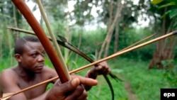 Des survivants de la communauté pygmée Bambuti dans le petit village de Mbau Mikereba, dans la forêt de l'Ituri, dans le nord-est de la République démocratique du Congo (RDC), 31 Août 2007. epa / PIERO POMPONI