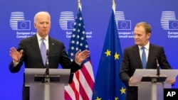 El vicepresidente Biden participa en una conferencia de prensa junto al presidente del Consejo Europeo, Donald Tusk, en Bruselas.