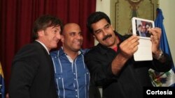 Nicolas Maduro se toma un selfi en el palacio de Miraflores con el actor Sean Penn y el primer ministro de Haití, Laurent Lamothe