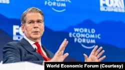 美国财政部长贝森特在达沃斯世界经济论坛年会上发言。(2026年1月20日)