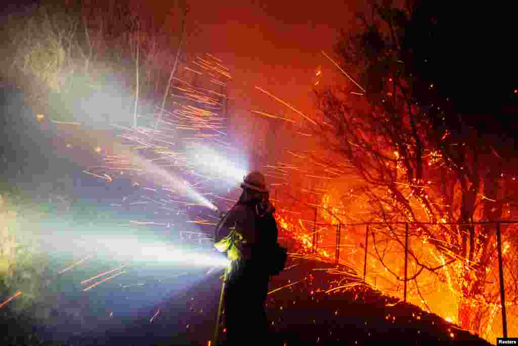 Más de 20.000 personas han sido evacuadas de la zona. Un residente dijo que los fuertes vientos más la vegetación contribuyen a que las llamas se extiendan con rapidez.&nbsp;