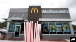 McDonald's dejará de usar las pajillas de papel por una "solución sostenible", anunció la cadena de restaurantes de comida rápida más grande del mundo.