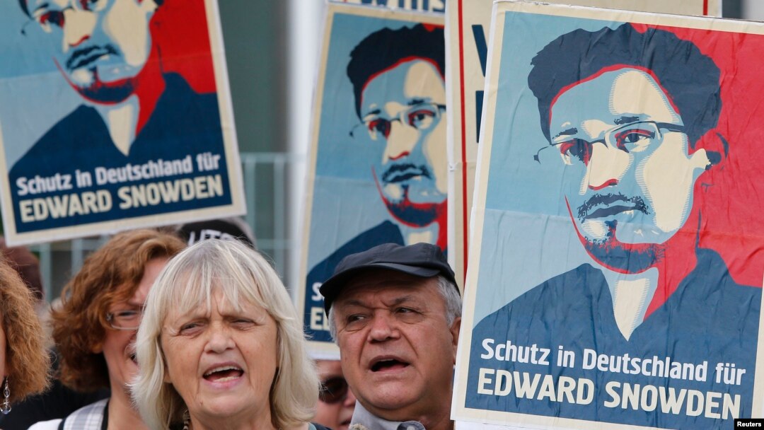 Warga Berlin berdemo untuk memberikan dukungan bagi Edward Snowden. Banner dalam bahasa Jerman berbunyi: Jerman (Sediakan) Tempat Berlindung untuk Edward Snowden". (Foto: dok). Dua negara Amerika Latin, Venezuela dan Nikaragua, juga menawarkan suaka bagi Edward Snowden. 