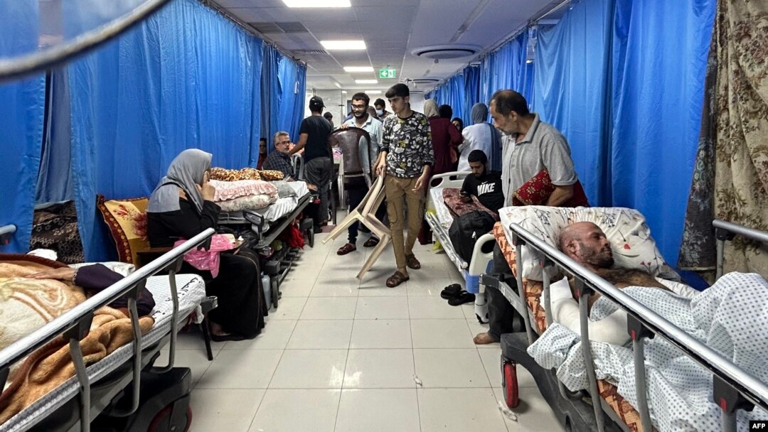 Pasien dan pengungsi internal terlihat di Rumah Sakit Al-Shifa di Kota Gaza pada 10 November 2023, di tengah pertempuran yIsrael dan Hamas. (Foto: AFP)