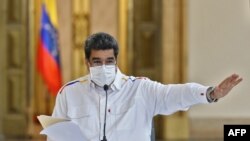 El presidente en disputa de Venezuela, Nicolás Maduro, señalado por el Departamento de Justicia de EE.UU. en un caso de narcotráfico, habla ante la televisión de su país sobre la pandemia de coronavirus.