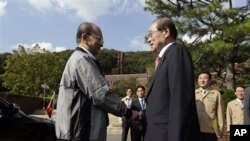 တောင်ကိုရီးယားနိုင်ငံရောက် မြန်မာသမ္မတဦးသိန်းစိန်ကို The Saemaul Undong Center President Lee Jai Chang က ကြိုဆိုနုတ်ဆက်စဉ်။