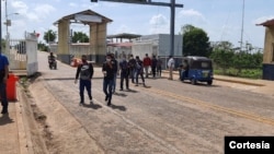 Los autobuses llegan a este punto fronterizo de El Ceibo, Guatemala, procedentes de México y llenos de migrantes. Foto cortesía del Instituto Guatemalteco de Migración.