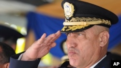 ARCHIVO - El entonces jefe de la Policía Nacional de Honduras, el general Juan Carlos Bonilla Valladares, también conocido como "El Tigre", saluda durante un acto en Tegucigalpa, Honduras, el 21 de diciembre de 2012. 