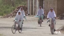 پاکستان: مامۆستایەک کچە خوێندکارەکانی هان دەدات بە پاسکیل هاتوچۆ بکەن